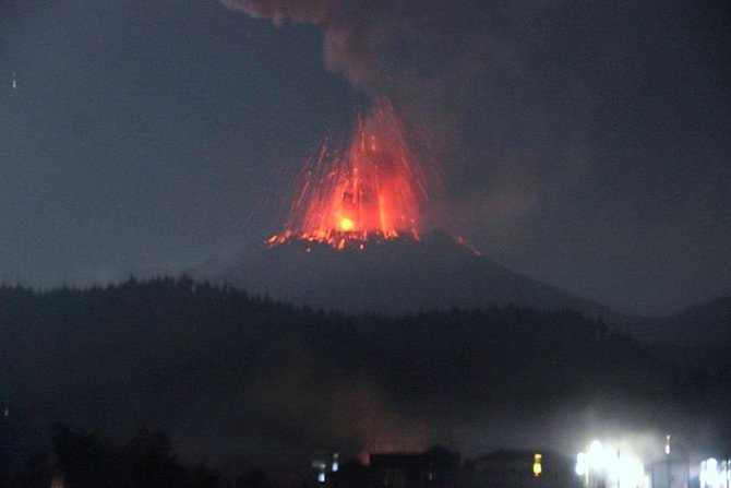 gunung slamet meletus