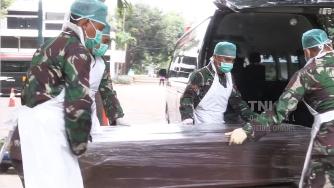 prajurit tni ad membantu pemakamana jenazah covid 19