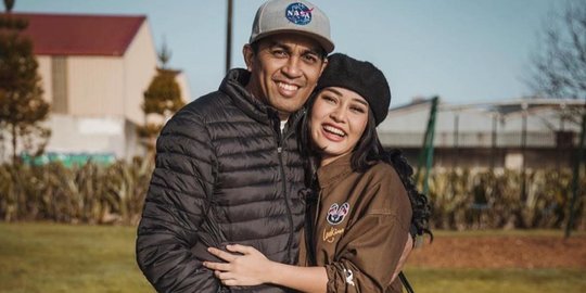 Sepekan Berduka, Mutia Ayu Unggah Foto Gandengan Tangan sama Glenn Fredly