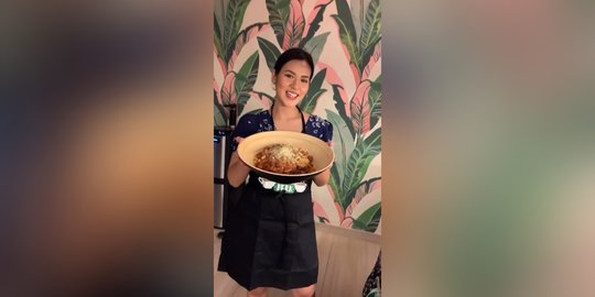 7 Potret Raisa Saat Masak di Dapur, Penampilannya Bikin Salfok