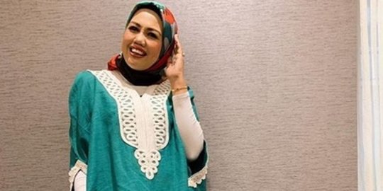 Pose Pinggir Kolam Renang, 3 Foto Elly Sugigi Kenakan Pakaian Ini Jadi Sorotan