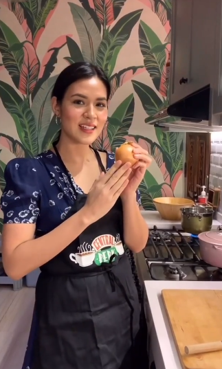 raisa memasak pasta