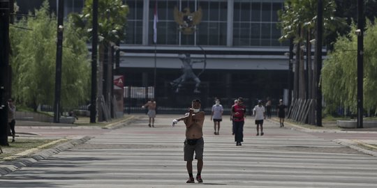 Sejumlah Warga Masih Berolahraga di GBK saat PSBB