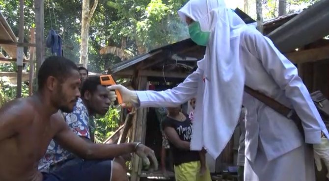 pemeriksaan covid 19 oleh tim kesehatan kodim dan puskesmas terhadap personel satgas tmmd dan warga kampung kanantare