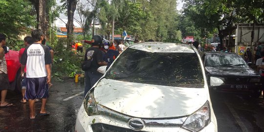 Dua Mobil Tertimpa Pohon Usai Hujan Deras di Solo