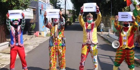 Aksi Badut Sosialisasi PSBB Cegah Penyebaran Covid-19 di Tangerang