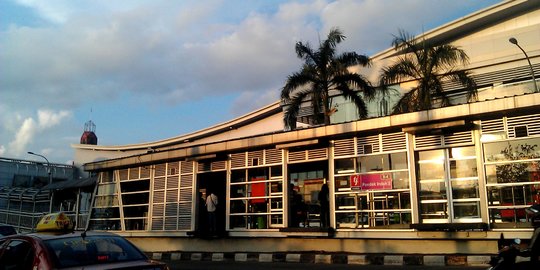 6 Hari Penerapan PSBB, Antrean Penumpang Masih Terlihat di Halte Transjakarta