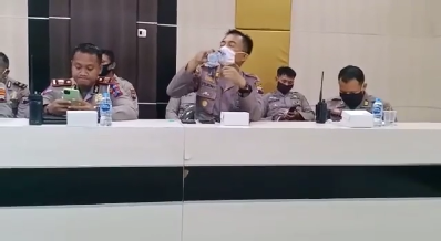 polisi minum dengan masker