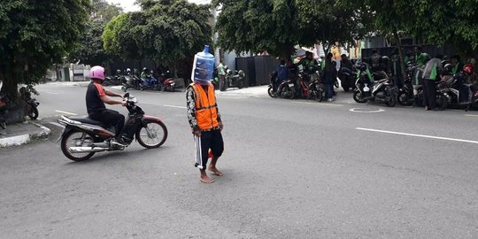 Sulit Cari Masker, Pengatur Lalu Lintas di Yogyakarta Ini Pakai Galon Bekas Buat APD