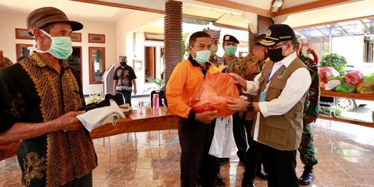 Turut Hadir Salurkan Sembako ke Warga, Bupati Banyuwangi Ingin Berikan Spirit