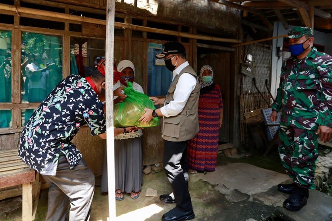 turut hadir salurkan sembako ke warga bupati banyuwangi ingin berikan spirit