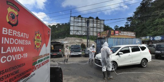 Antisipasi Covid-19, Brimob Sterilisasi Kendaraan di Cianjur