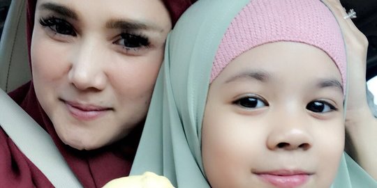 Cantik Seperti Ibunya Safeea Anak Ahmad Dhani Pakai Jilbab Merdeka Com