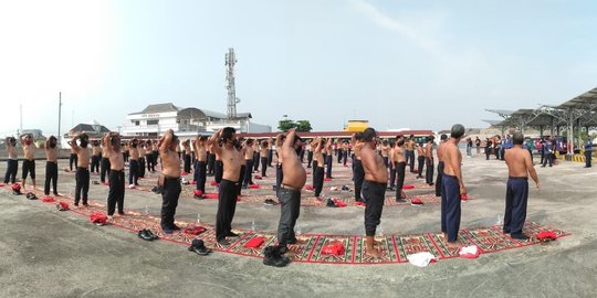 Aksi Pegawai Terminal di Solo Lawan Covid-19: Berjemur & Minum Vitamin Bersama