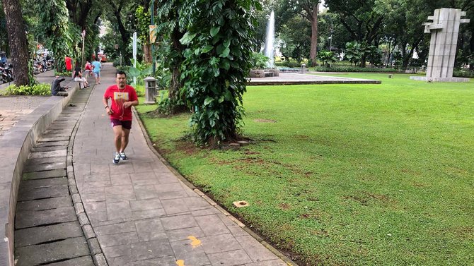 masyarakat tetap beraktivitas di taman suropati