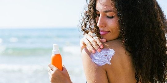 6 Manfaat Sunscreen yang Perlu Diketahui, Cegah Penuaan Dini