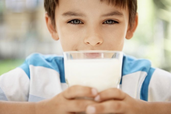 ilustrasi anak minum susu