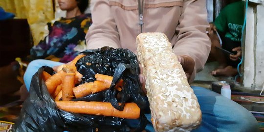 Miris! Warga Garut Terima Bantuan Pangan Sudah Busuk dan Bau