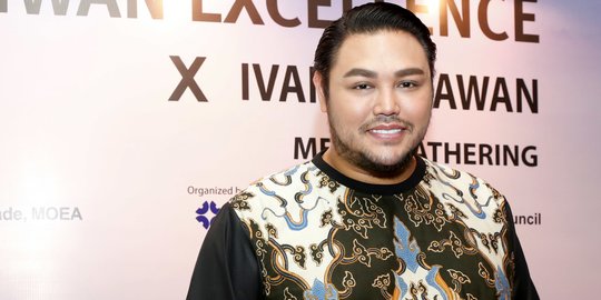 6 Potret Ruang Kerja Ivan Gunawan, Dilengkapi Buku-buku Fashion Terkenal