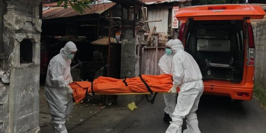 Polisi & Tim Medis Berpakaian Hazmat Evakuasi Jenazah Guru SD di Teras Rumah