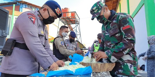 TNI dan Brimob 'Jadi Koki' Bikin 1.000 Paket Nasi Buat Warga Garut Terdampak Corona