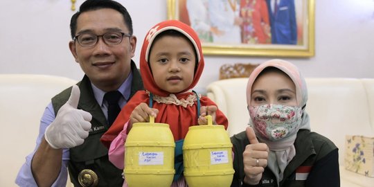 Ridwan Kamil Sambut Dua Bocah yang Sumbang Tabungan untuk Tenaga Medis