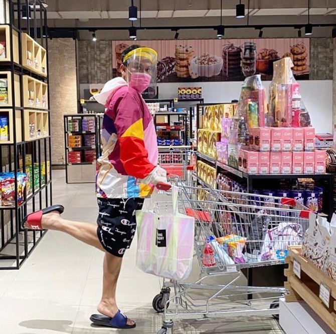 Gaya 7 Seleb Pakai Pelindung Wajah Anti Corona Curi Perhatian