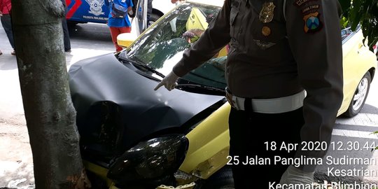 Kaget Lihat Korbannya, Pria Gelapkan Uang Kabur & Tabrak Pohon Usai Diteriaki Maling