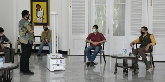 Ridwan Kamil Tertarik Pakai Teknologi Robot untuk Penyemprotan Disinfektan di RS