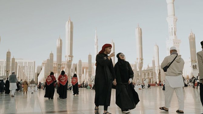 siti badriah dan uami umrah di tanah suci