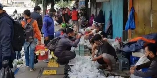Tetap Dagang Saat PSBB, Penjual di Pasar Ikan Ditertibkan Satpol PP