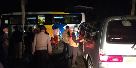 34 Penumpang KM Kelud Dipulangkan Setelah Lima Hari Dikarantina