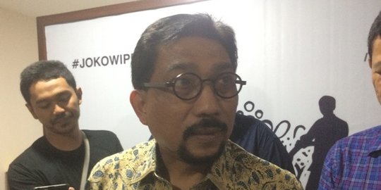 Lewat Aplikasi Zoom, Cak Machfud Sapa Relawannya yang Sedang Menyemprot Disinfektan