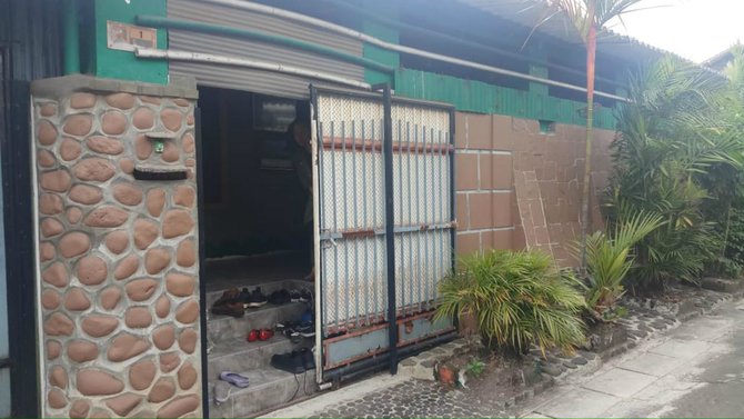 bagian depan rumah suzzanna