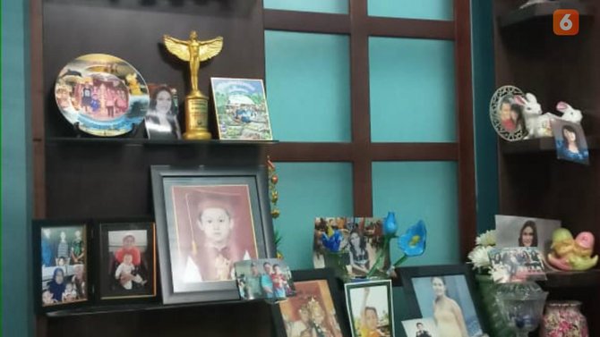 ruang tengah rumah mendiang suzzanna