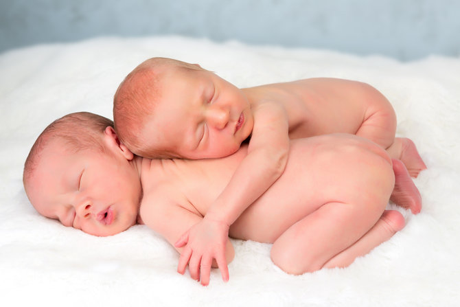 ilustrasi bayi kembar