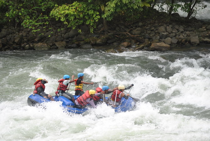 menantang adrenalin di sungai asahan arung jeram terbaik nomor tiga di dunia