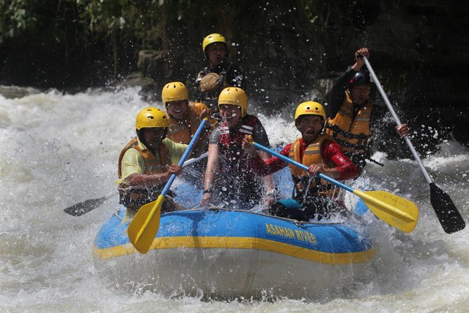 menantang adrenalin di sungai asahan arung jeram terbaik nomor tiga di dunia