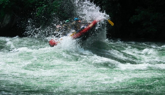 menantang adrenalin di sungai asahan arung jeram terbaik nomor tiga di dunia