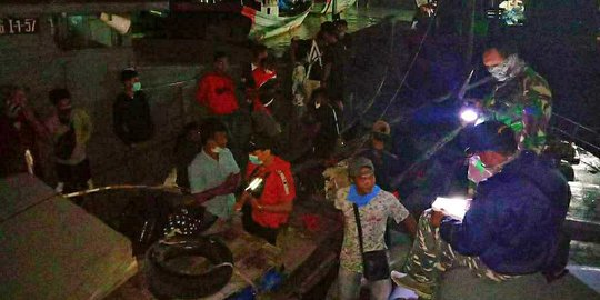 Puluhan Pekerja Migran Ilegal dari Malaysia Diamankan TNI & Dicek Covid-19