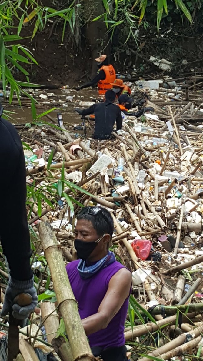 sampah bambu di sungai cikeas