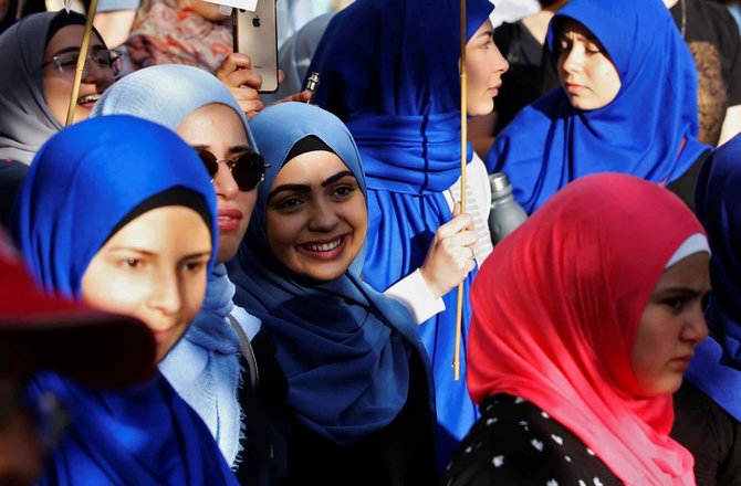 muslimah kanada protes larangan jilbab