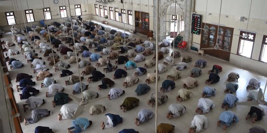 Jelang Ramadan, Muslim Pakistan Diizinkan Salat Berjemaah di Masjid