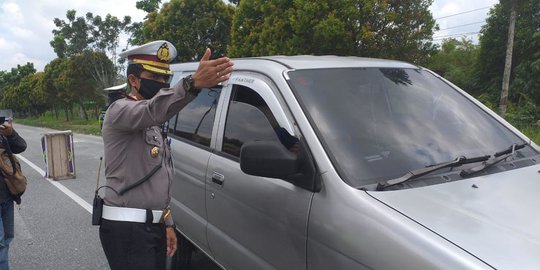 Maksimalkan PSBB, Polisi Tutup Akses Jalan di Pusat Kota Pekanbaru