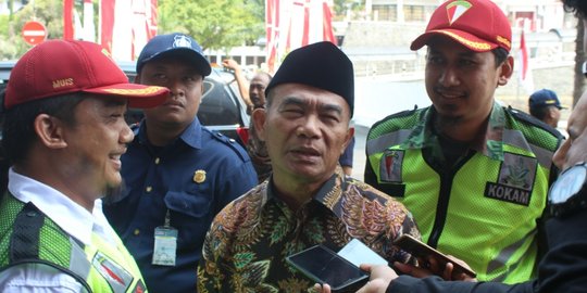 Pastikan Tepat Sasaran, Menko Muhadjir Bagikan Langsung Bansos Rp600 Ribu ke Warga