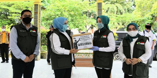 Atalia Ridwan Kamil Serahkan Bantuan Baznas Jabar untuk Bodebek