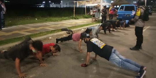 Nekat Nongkrong saat PSBB, 24 Orang Disanksi Push Up