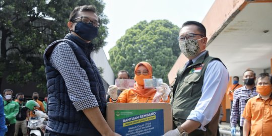 Warga Mulai Terima Bansos dari Pemprov Jabar