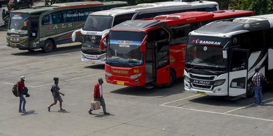 Suasana Terminal Kampung Rambutan Usai Larangan Mudik Oleh Jokowi