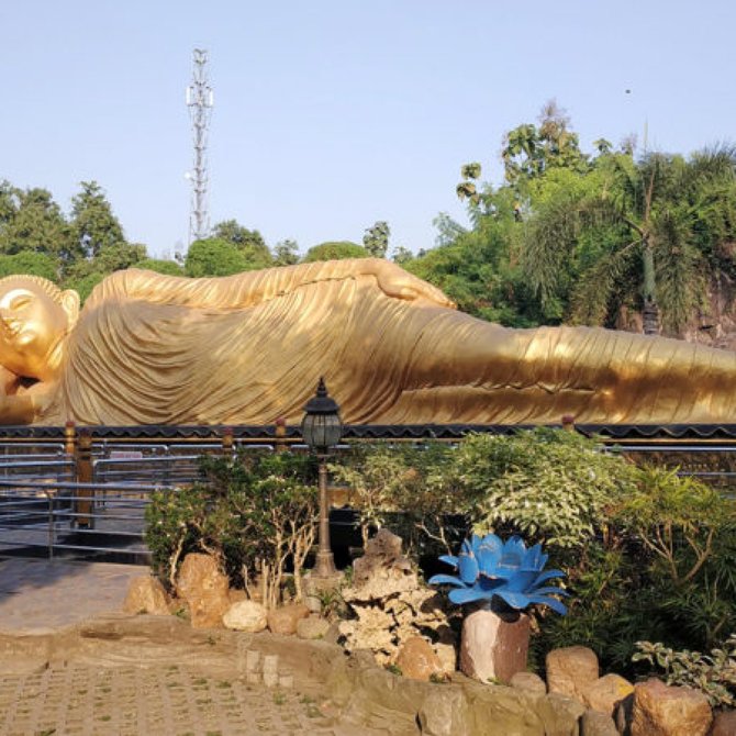 patung buddha tidur di mojokerto